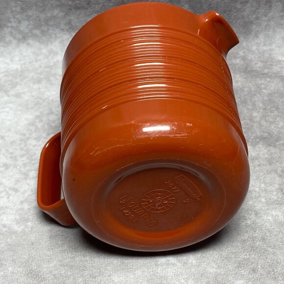 Rubbermaid Brown Plastic 1.5 Quart Pitcher Jug With Lid Ribbed Design - Picture 9 of 12